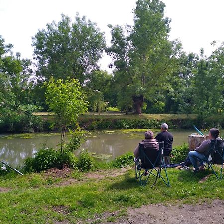 La Ferme Du Marais Poitevin - Roulotte Hotel Benet Buitenkant foto