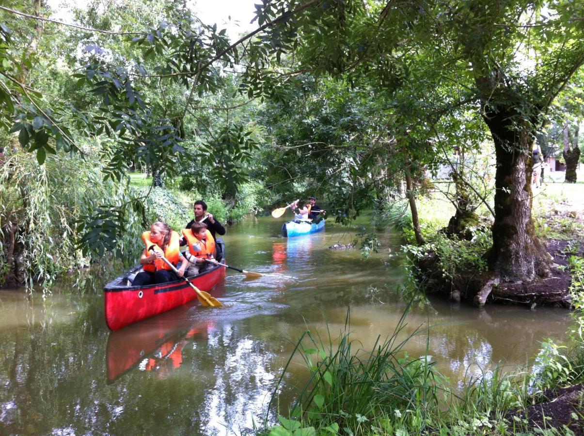 La Ferme Du Marais Poitevin - Roulotte Hotel Benet Buitenkant foto