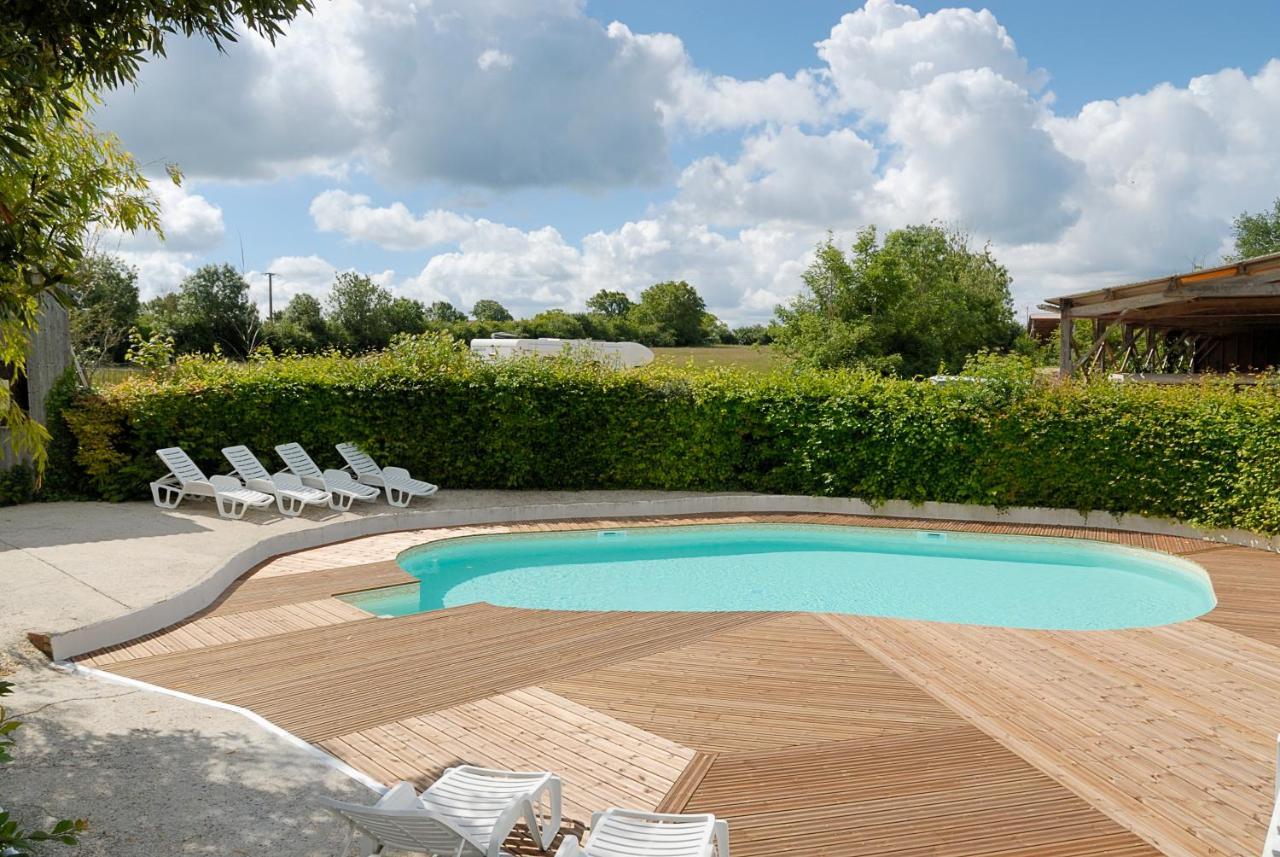 La Ferme Du Marais Poitevin - Roulotte Hotel Benet Buitenkant foto