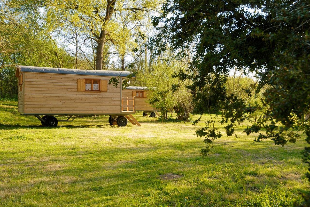 La Ferme Du Marais Poitevin - Roulotte Hotel Benet Buitenkant foto