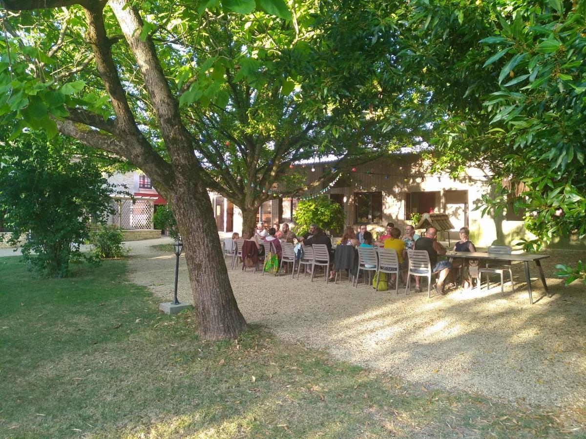 La Ferme Du Marais Poitevin - Roulotte Hotel Benet Buitenkant foto